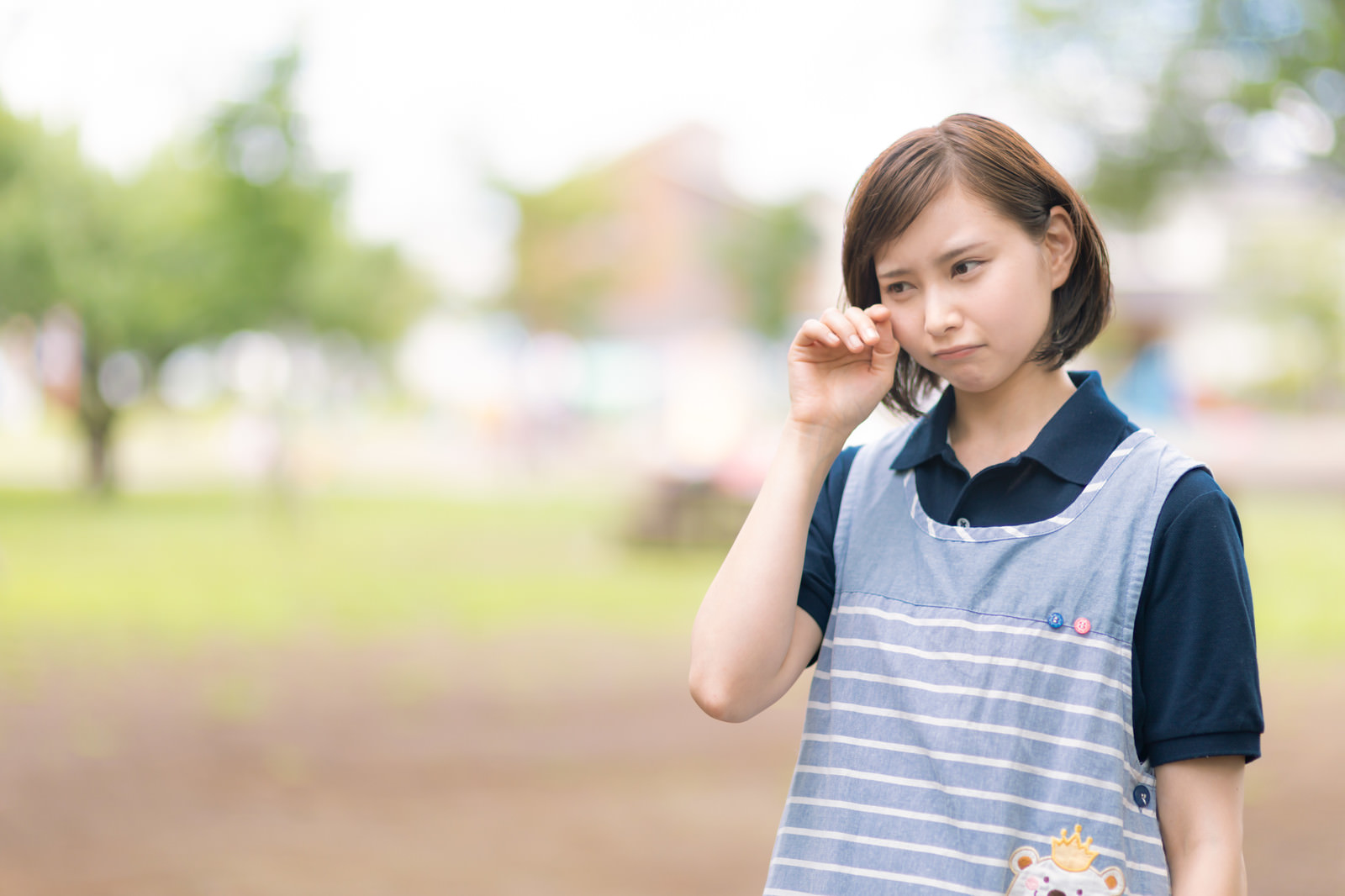 「つらくて涙を流す介護士」の写真［モデル：yumiko］