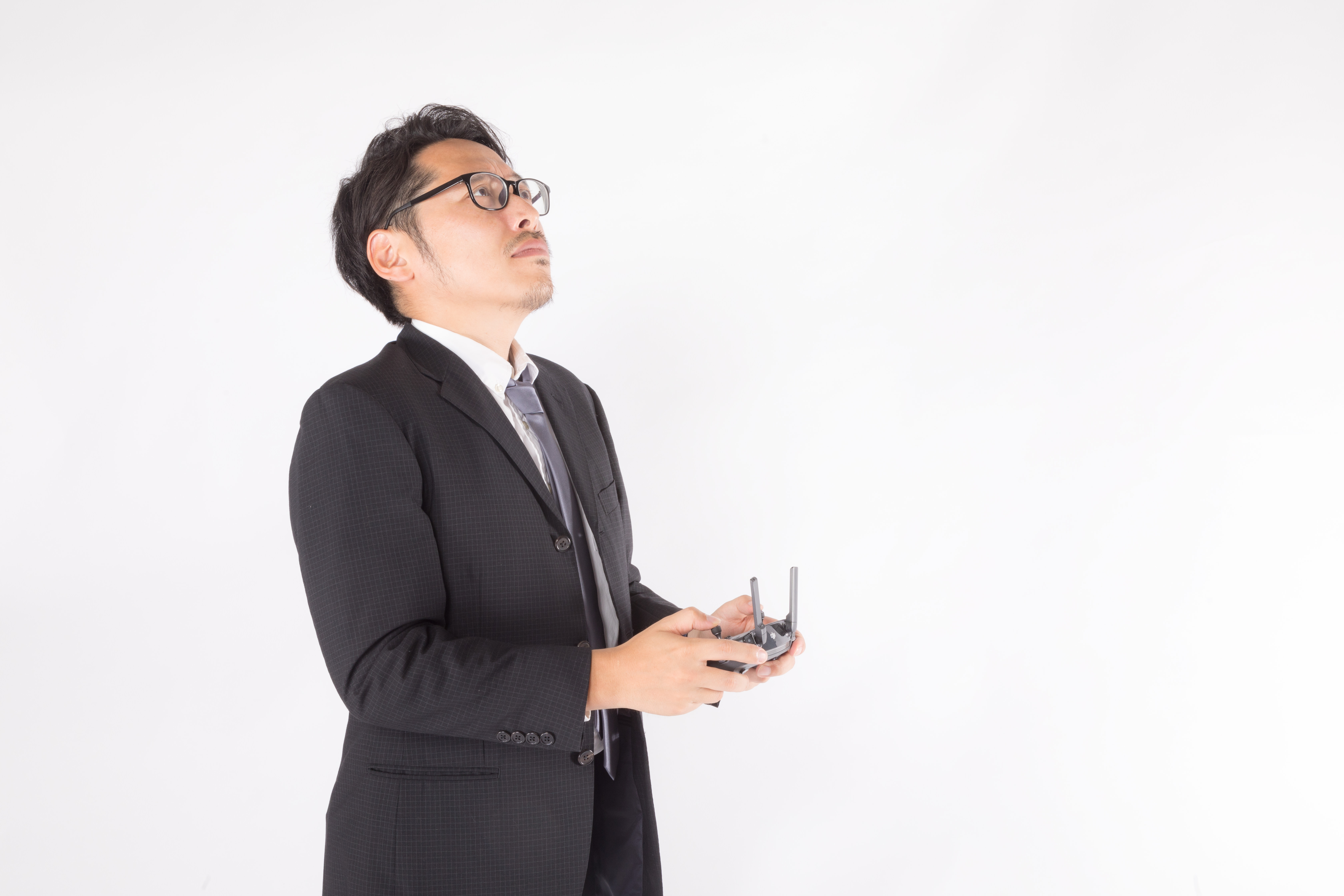 ドローンを操縦する会社役員の写真を無料ダウンロード フリー素材 ぱくたそ ドローンを操縦する会社役員の写真を無料ダウンロード フリー素材 ぱくたそ