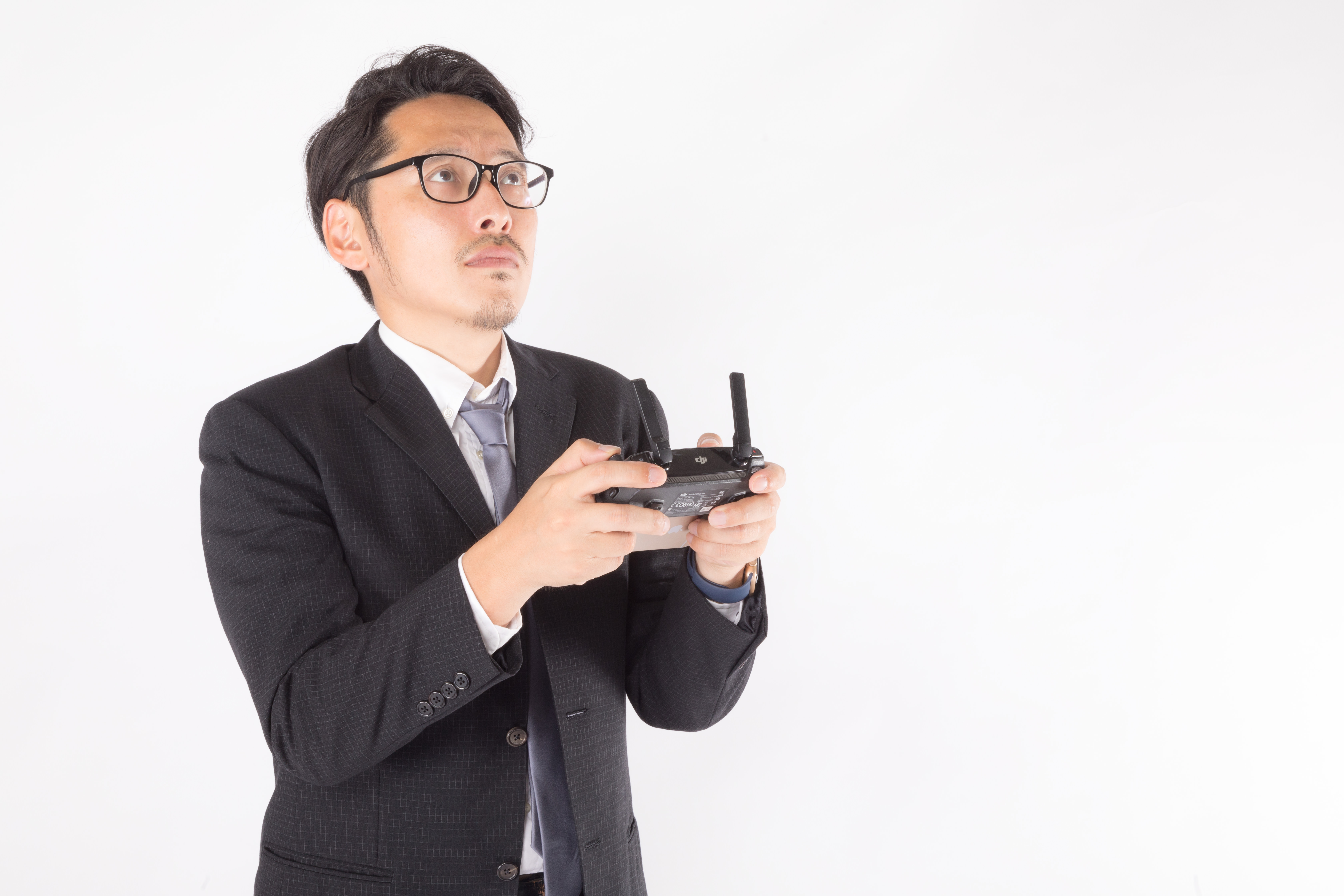 スーツ姿のドローン操縦士の写真を無料ダウンロード フリー素材 ぱくたそ スーツ姿のドローン操縦士の写真を無料ダウンロード フリー素材 ぱくたそ