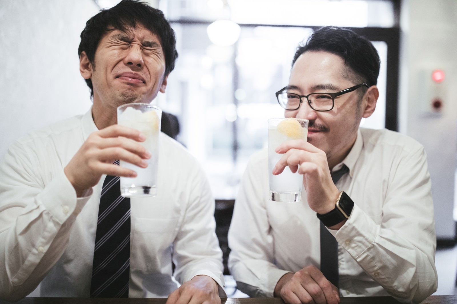 「プレミアムフライデーはハッピーアワーでお得に乾杯」の写真［モデル：大川竜弥 ゆうせい］