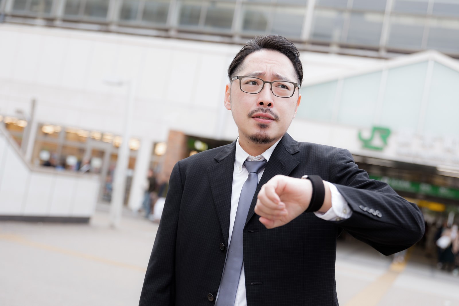 「時間通り駅に着いたが誰もいない | フリー素材のぱくたそ」の写真［モデル：ゆうせい］