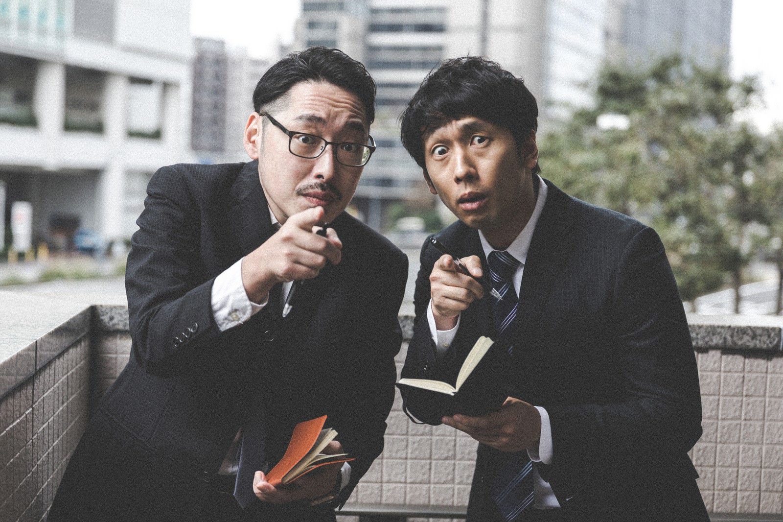 「犯人の特徴をズバリ言い当てて驚く捜査中の二人 | フリー素材のぱくたそ」の写真［モデル：ゆうせい 大川竜弥］