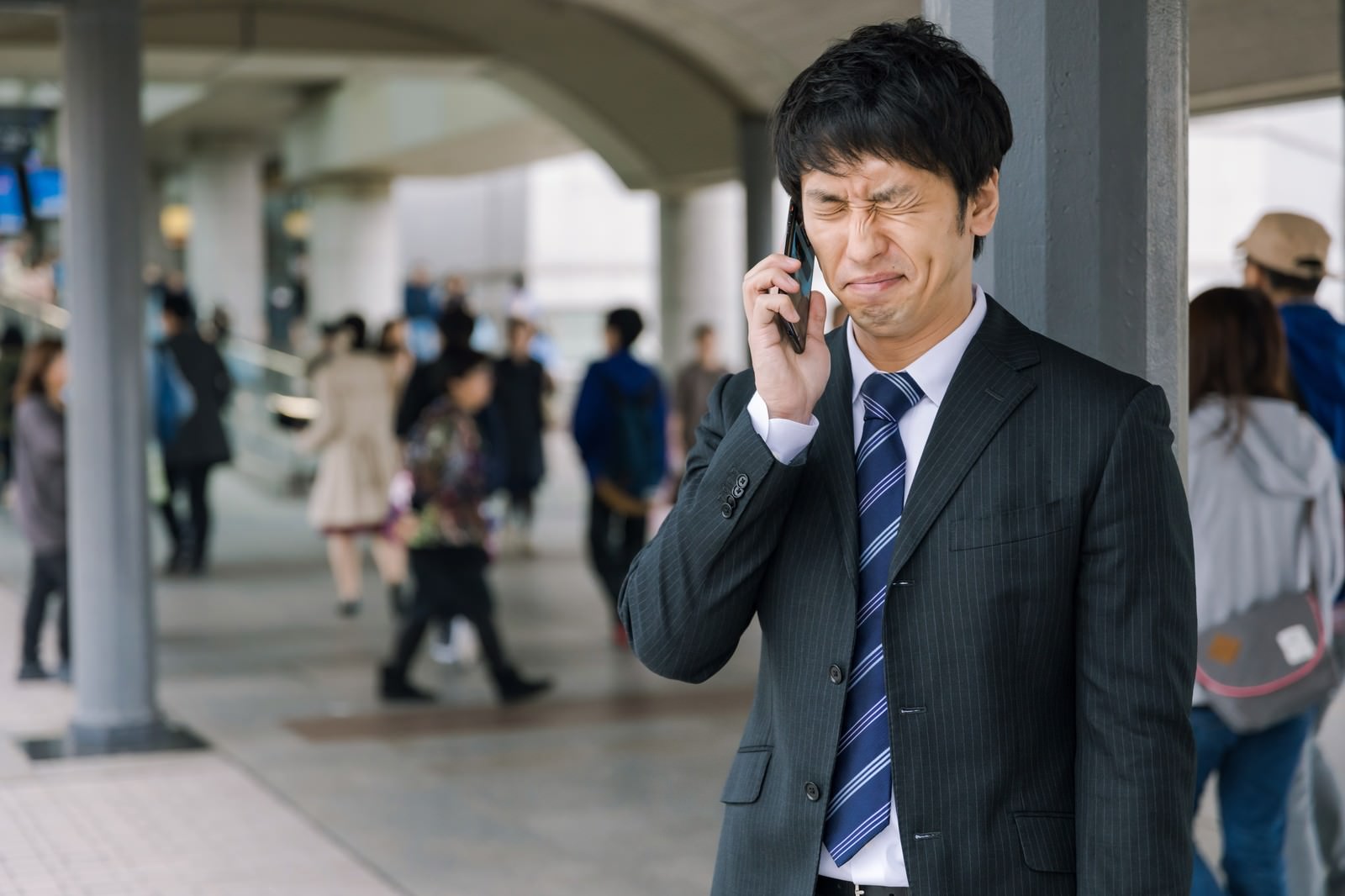 「面接結果を聞き落ち込む男性」の写真［モデル：大川竜弥］