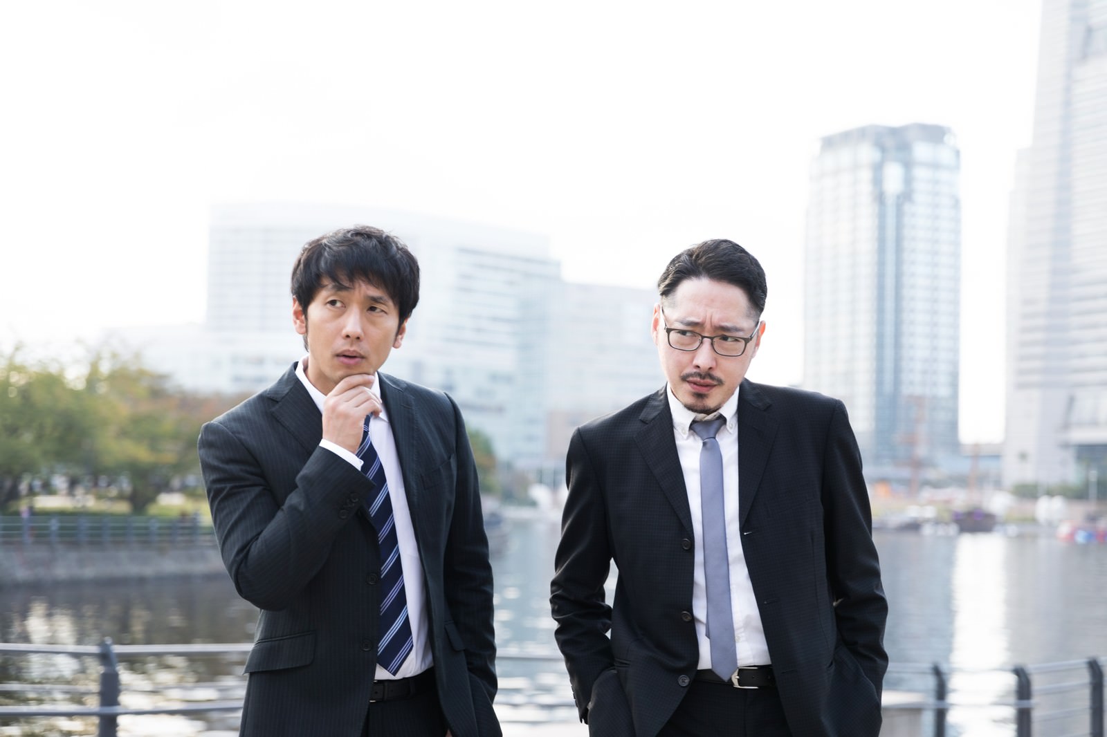「捜査に行き詰まる刑事 | フリー素材のぱくたそ」の写真［モデル：大川竜弥 ゆうせい］