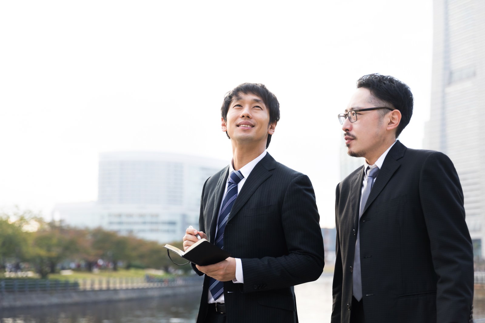 「観光地を取材するタウン誌のライター | フリー素材のぱくたそ」の写真［モデル：大川竜弥 ゆうせい］