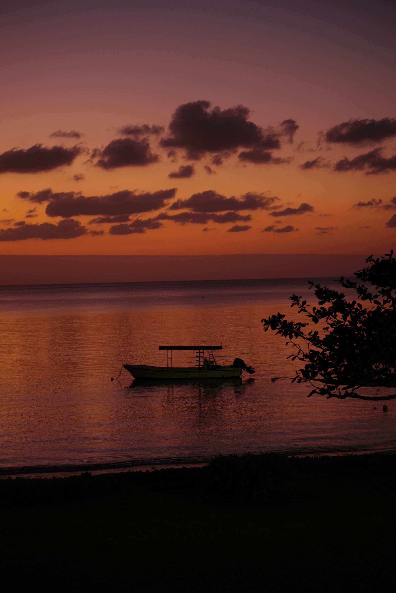 夕焼けに染まる空と海 沖縄県 の写真素材 ぱくたそ