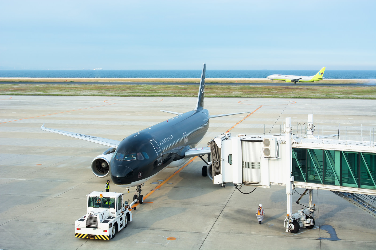 ボーディングブリッジが外されプッシュバックされる飛行機の写真 画像 を無料ダウンロード フリー素材のぱくたそ ボーディングブリッジが外されプッシュバックされる飛行機の写真 画像 を無料ダウンロード フリー素材のぱくたそ