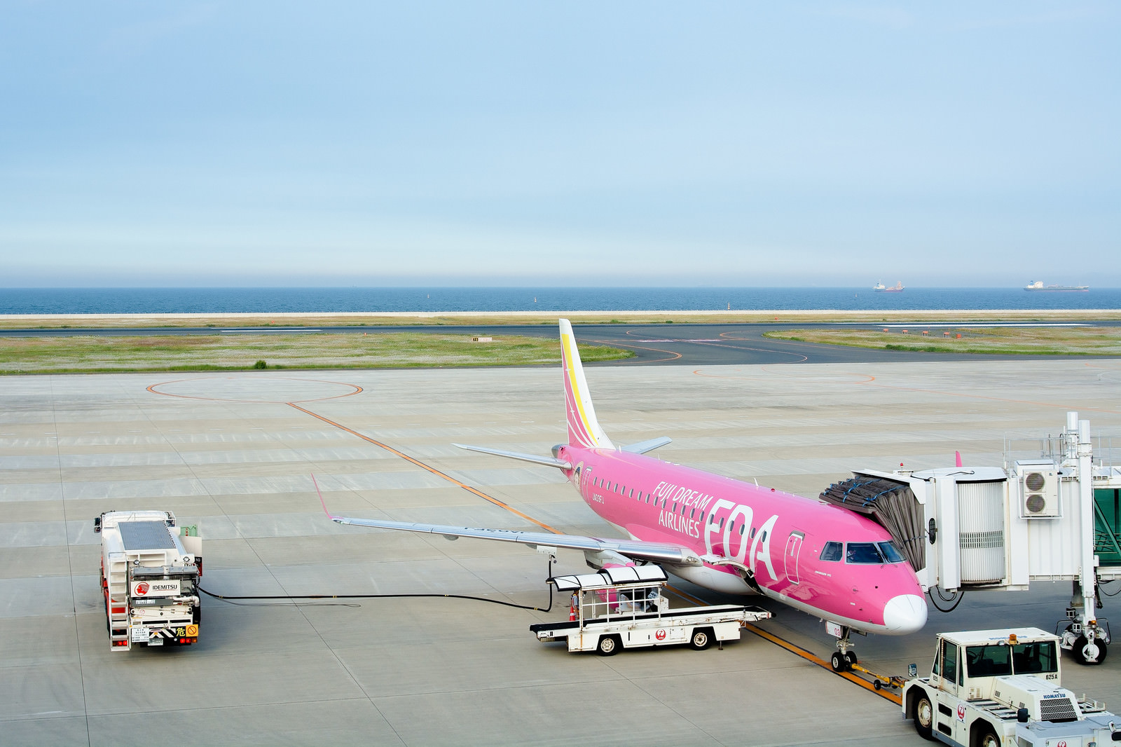 「給油されて出発準備中の旅客機」の写真