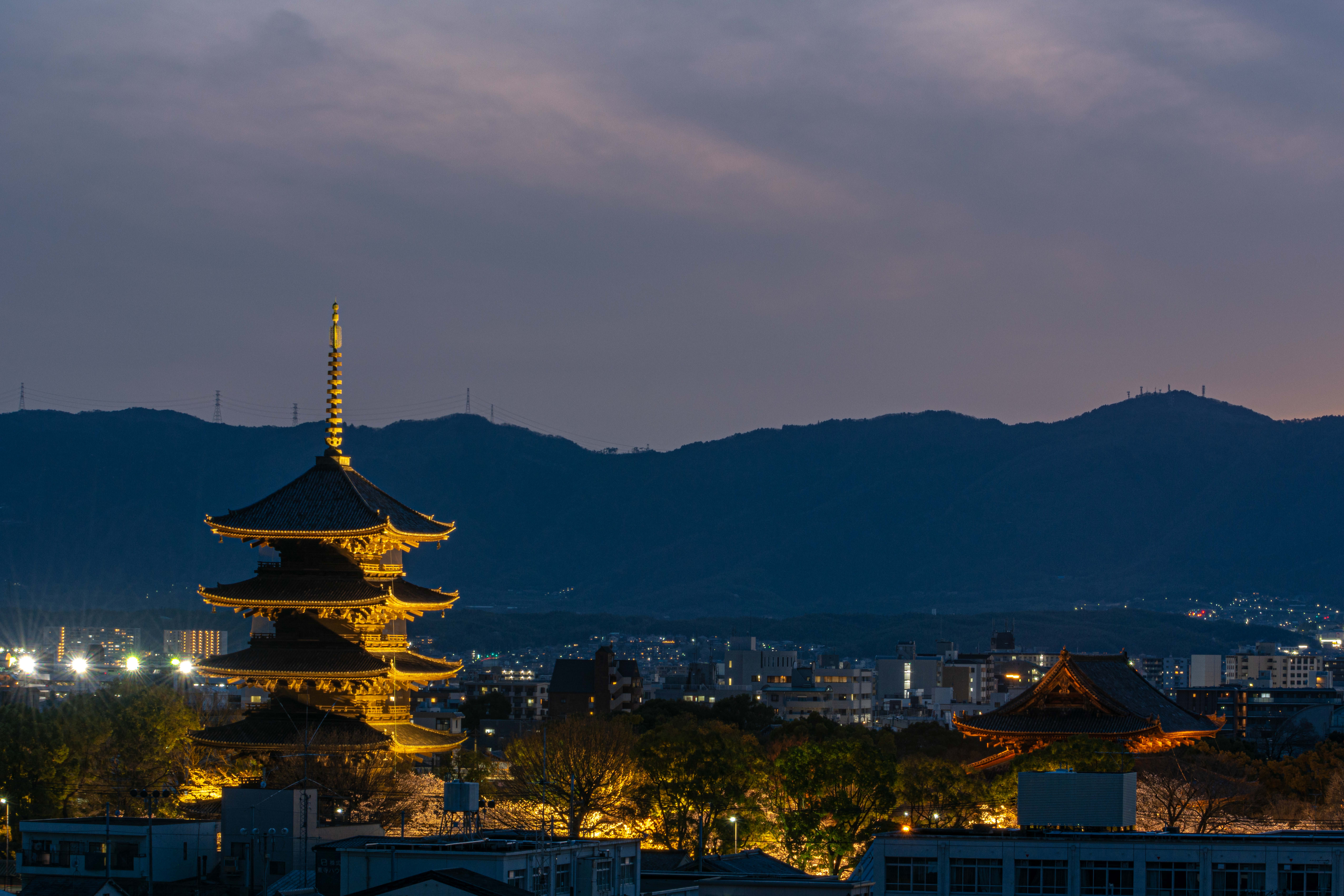 夕暮れから夜へと変わる空の下ライトアップされた東寺五重塔の写真素材 ぱくたそ