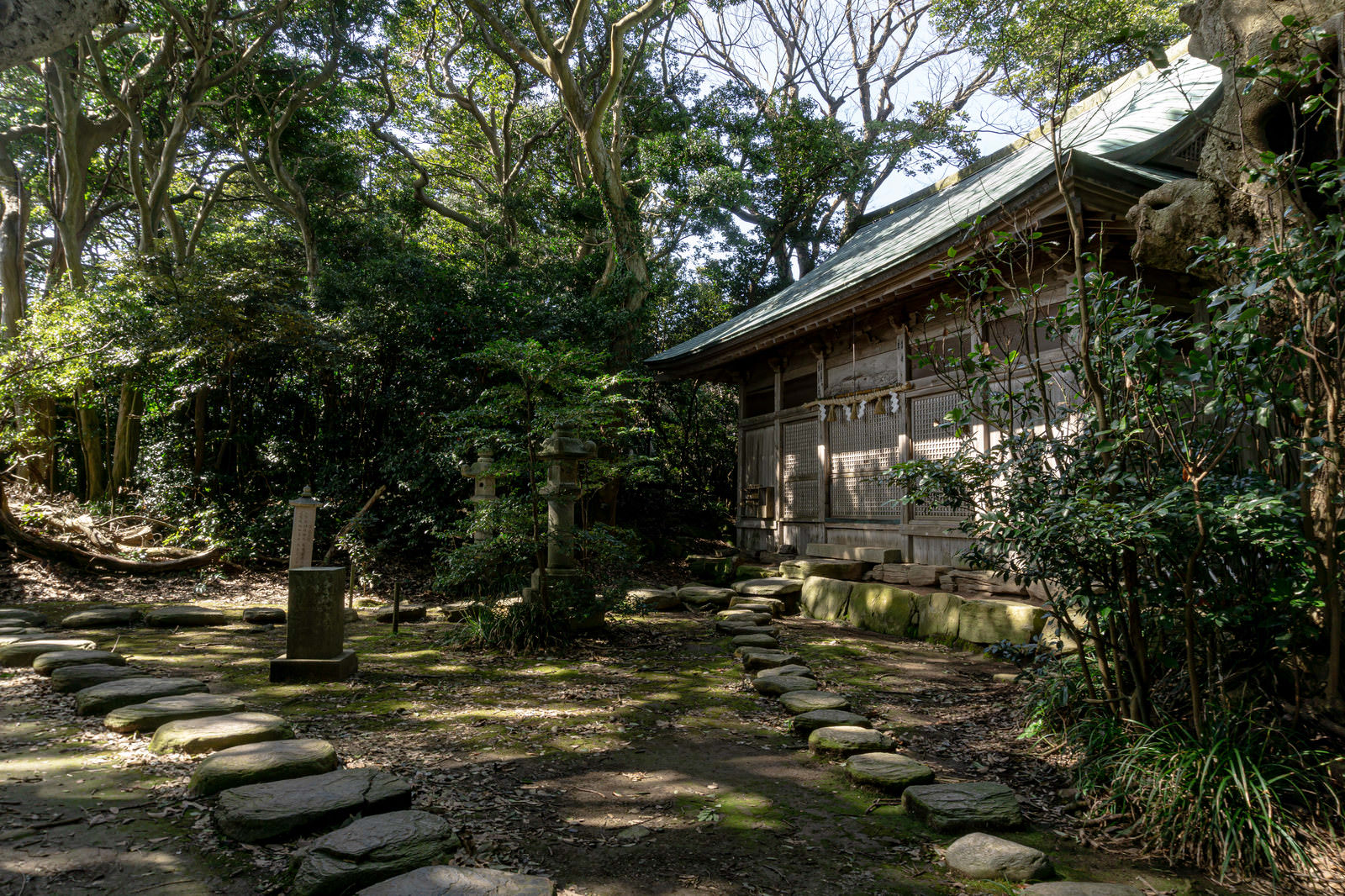 「航海、漁業の守護神として崇敬されている大湊神社の拝殿 | フリー素材のぱくたそ」の写真