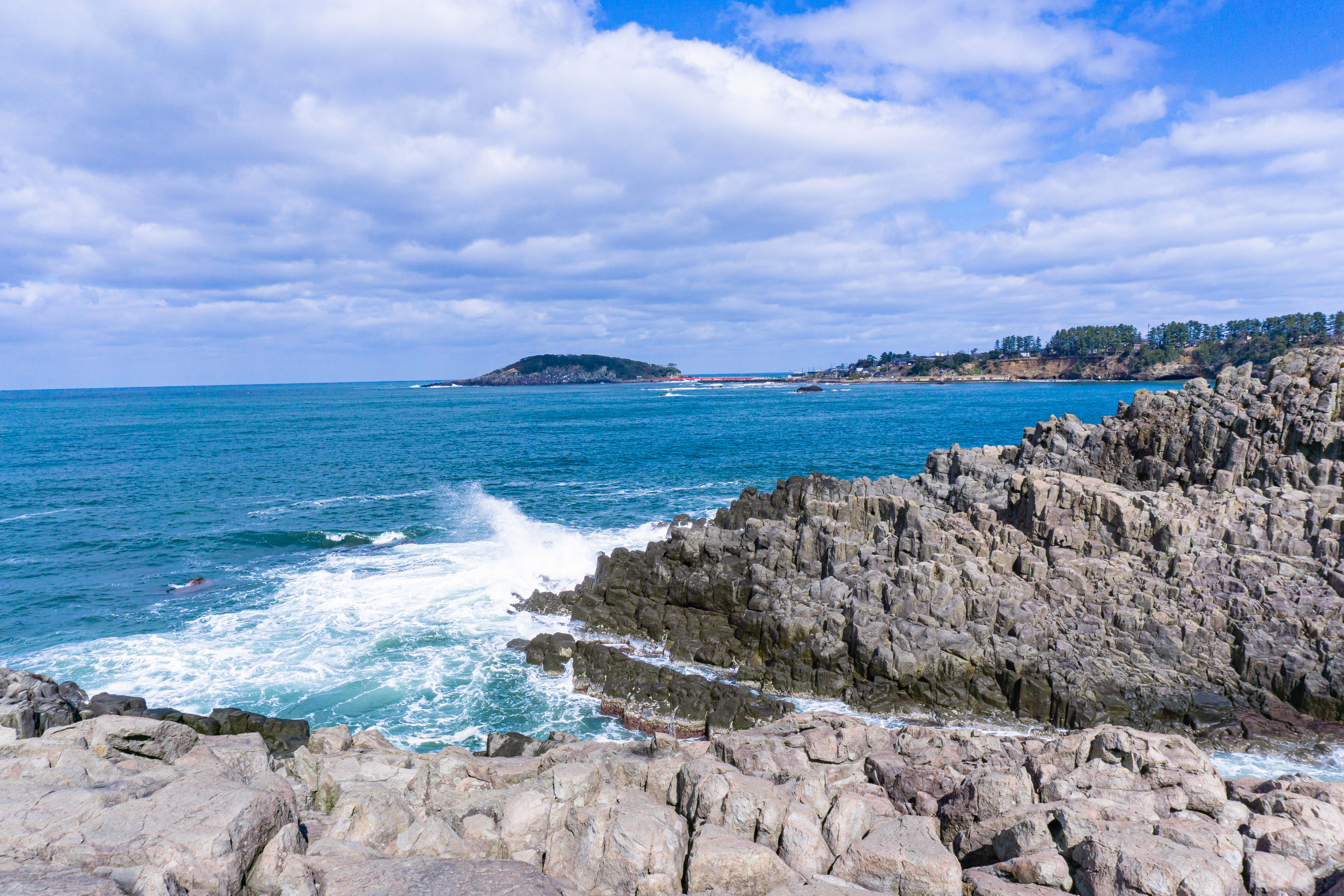 柱状節理の岸壁の先端で弾ける寄せる波の写真素材 ぱくたそ