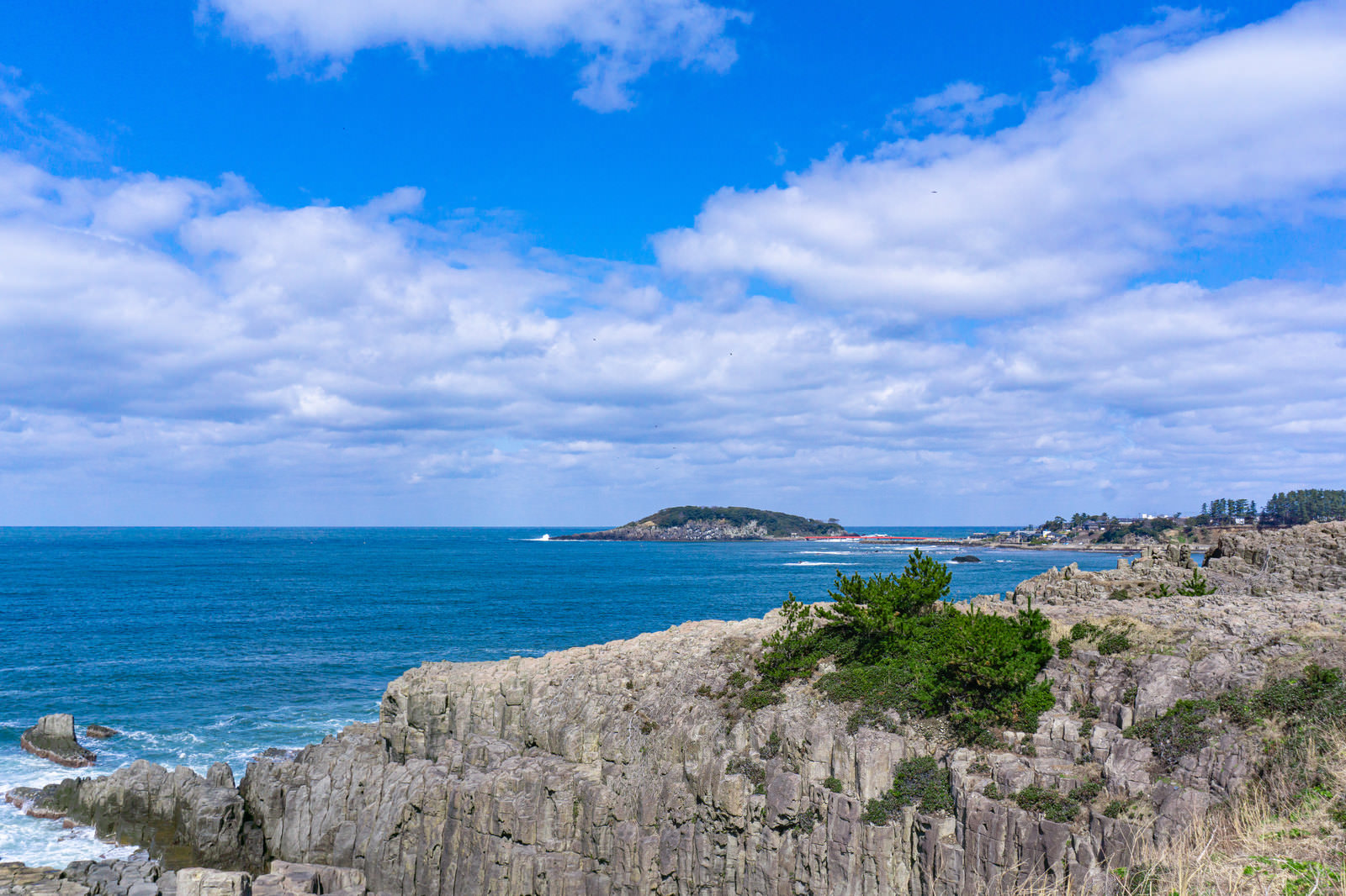 東尋坊の切り立った崖の向うに打ち寄せる波が白く見える雄島の写真素材 Jpg画像 をトリミング ぱくたそ 東尋坊の切り立った崖の向うに打ち寄せる波が白く見える雄島の写真素材 Jpg画像 をトリミング ぱくたそ