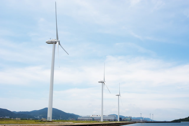 海沿いの風力発電用風車