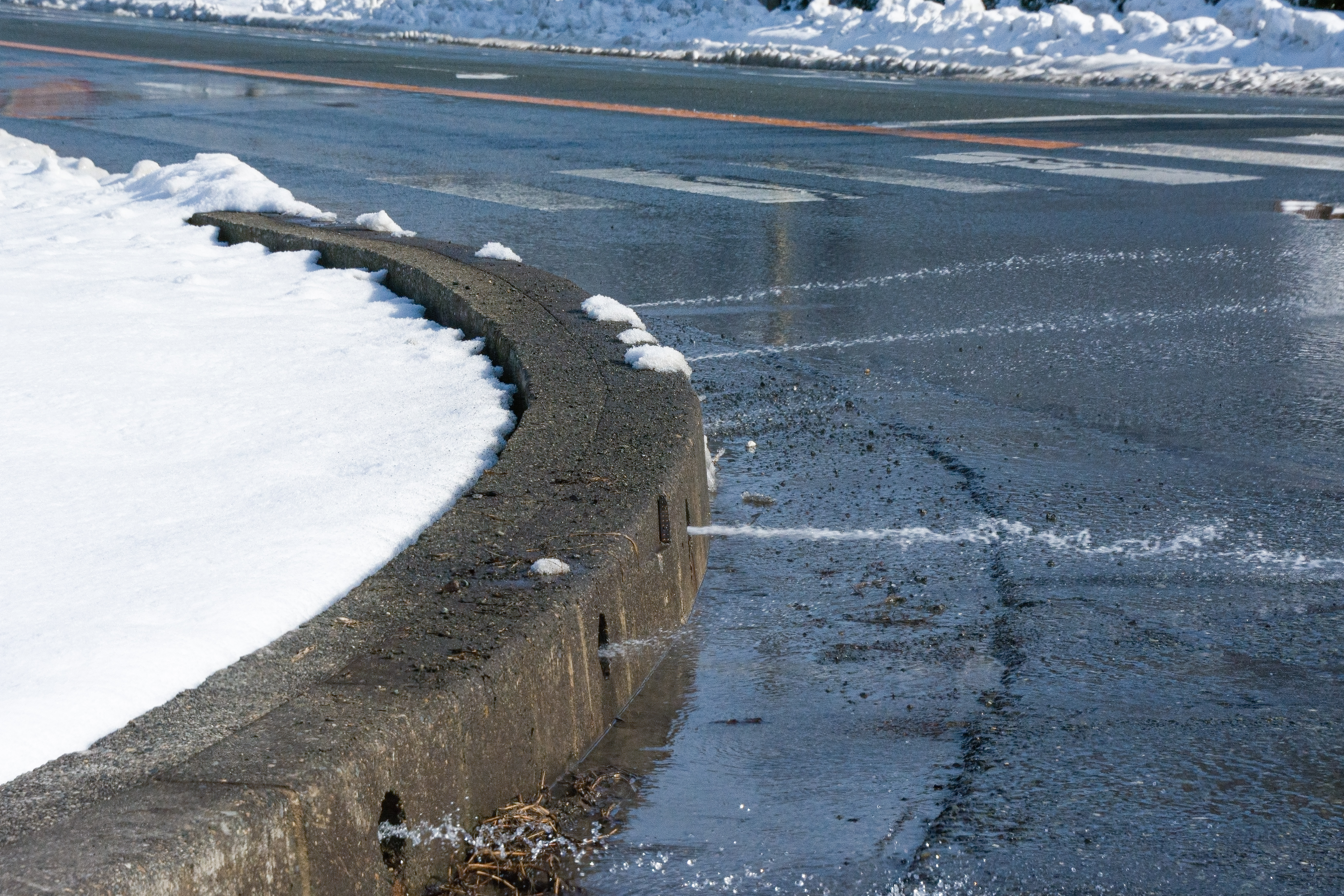 雪を溶かすために放出される水の写真素材 ぱくたそ