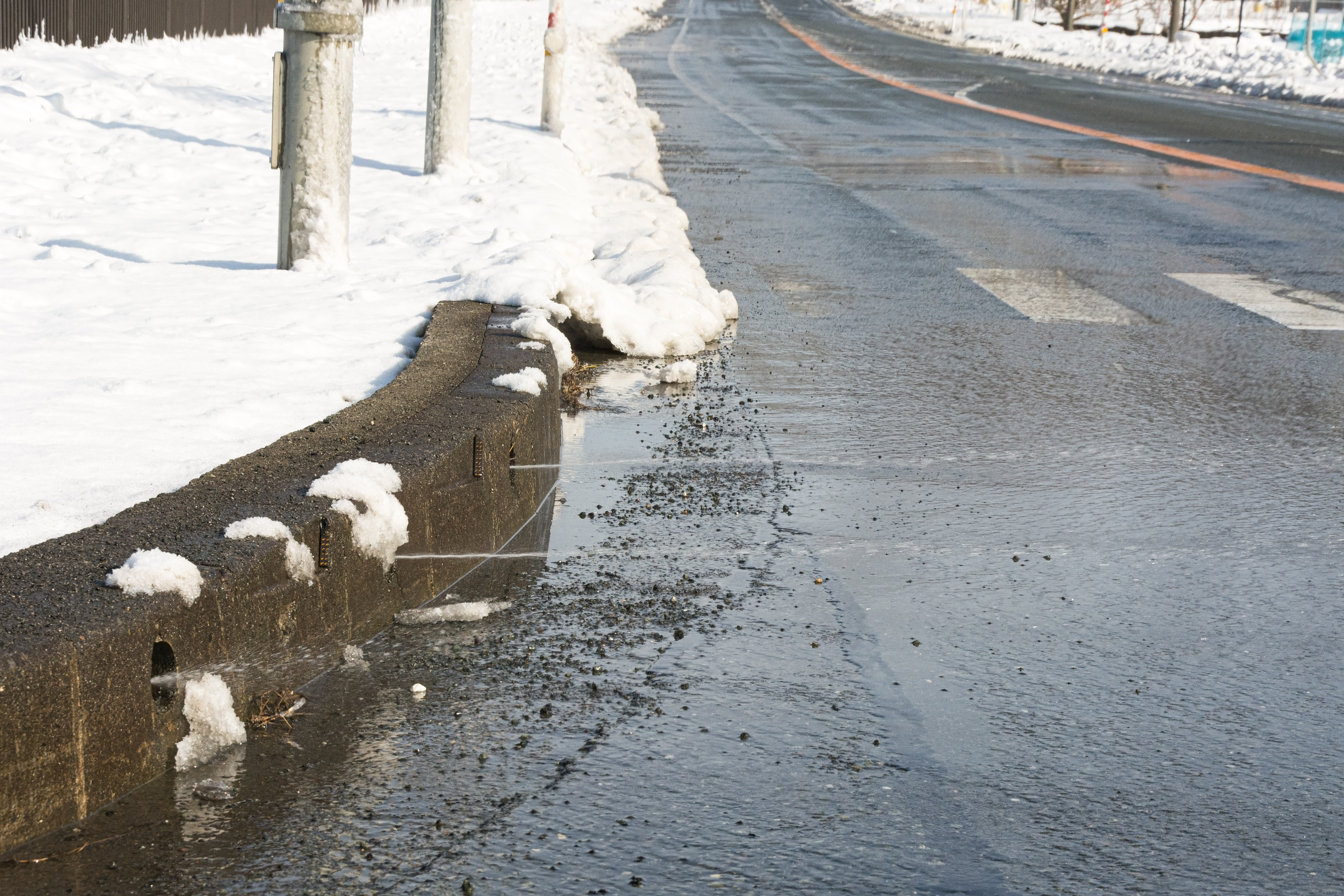 融雪水が噴き出す縁石の写真素材 ぱくたそ