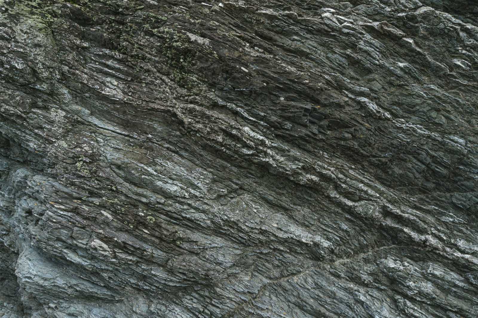 「層が重なっているような岩肌 | フリー素材のぱくたそ」の写真
