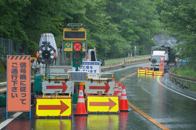 道路工事による片側交互通行の停止場所の無料の写真素材 フリー素材 をダウンロード ぱくたそ 道路工事による片側交互通行の停止場所の無料の写真素材 フリー素材 をダウンロード ぱくたそ