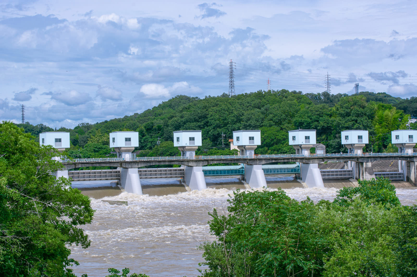 洪水吐から吐き出された濁流が茶色く波立つ雨あがりの明治用水頭首工の写真素材 ぱくたそ