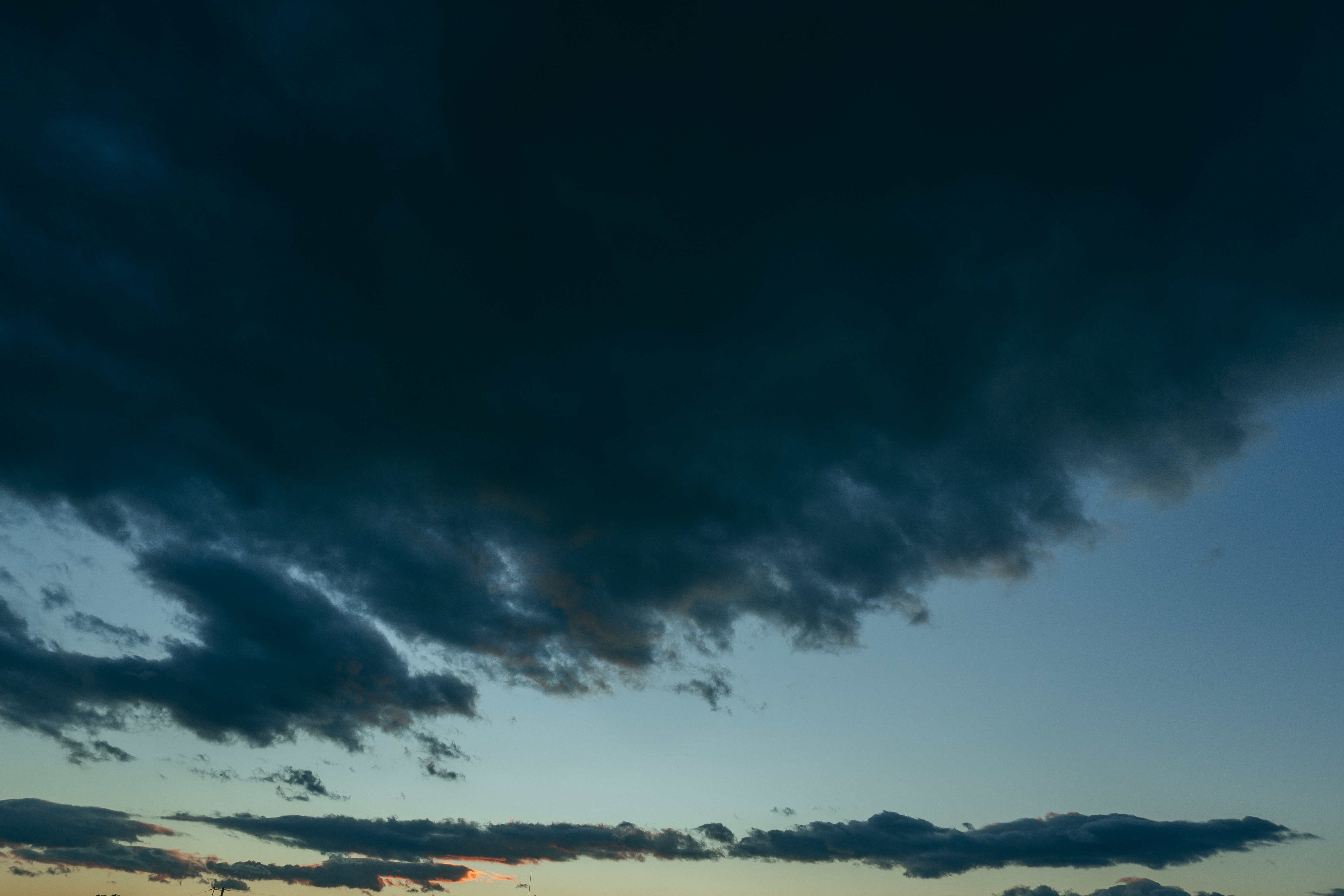 少し赤みの残る黒い雲が覆い始めた夕焼けの空の写真素材 ぱくたそ 少し赤みの残る黒い雲が覆い始めた夕焼けの空の写真素材 ぱくたそ