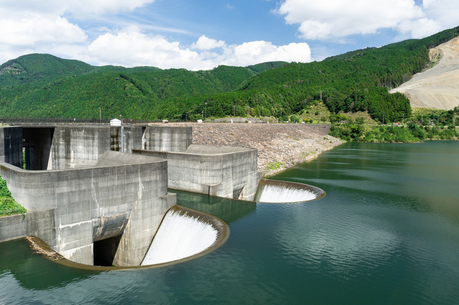 特徴的な洪水吐とそこから続く石組み 滋賀県甲賀市 の写真素材 ぱくたそ 特徴的な洪水吐とそこから続く石組み 滋賀県甲賀市 の写真素材 ぱくたそ