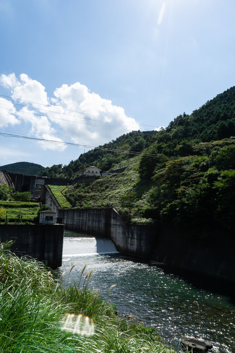 ダム下流の青土ダム公園横を流れ落ちる水の写真素材 ぱくたそ