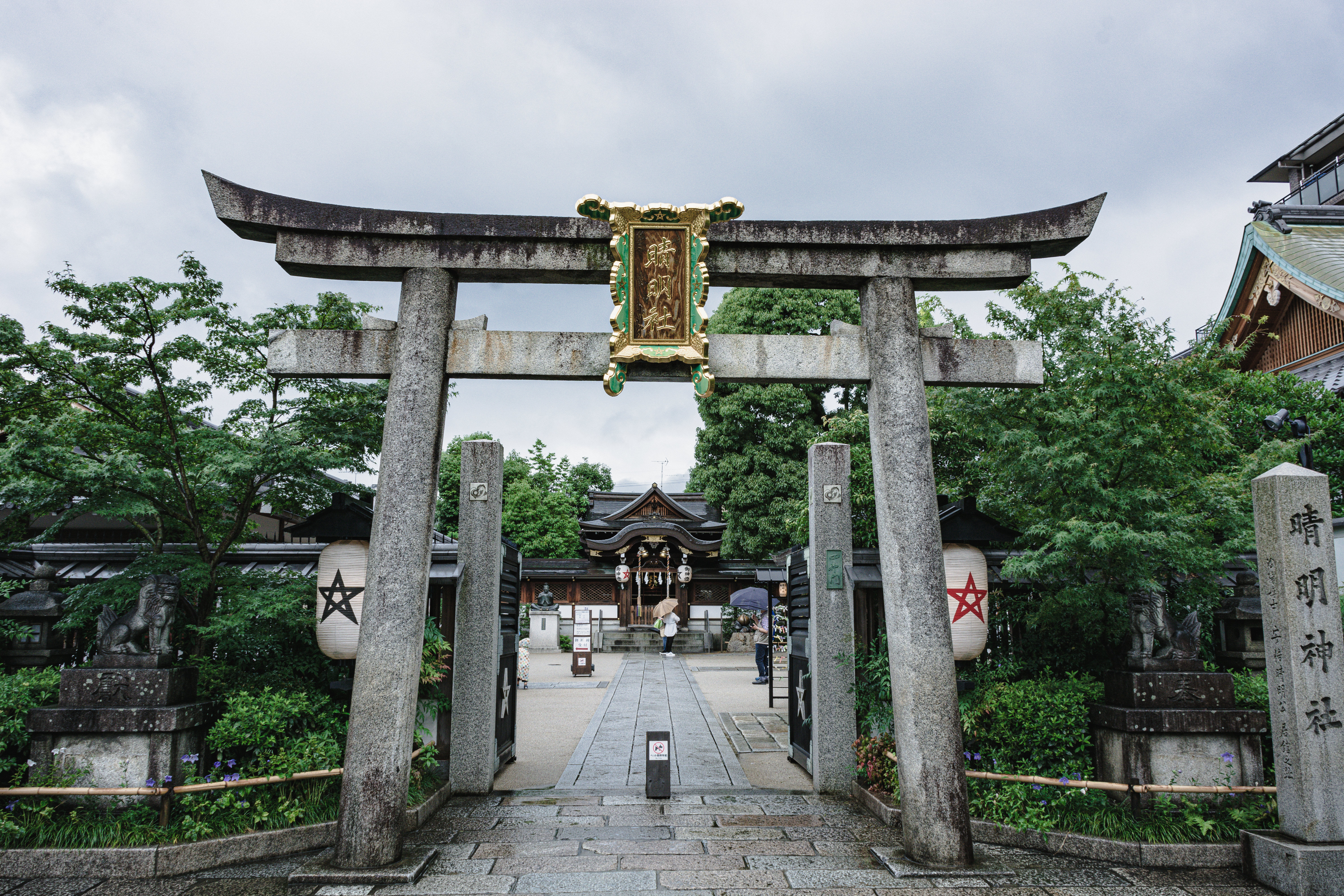 清明神社の鳥居越しに見える境内の写真素材 ぱくたそ