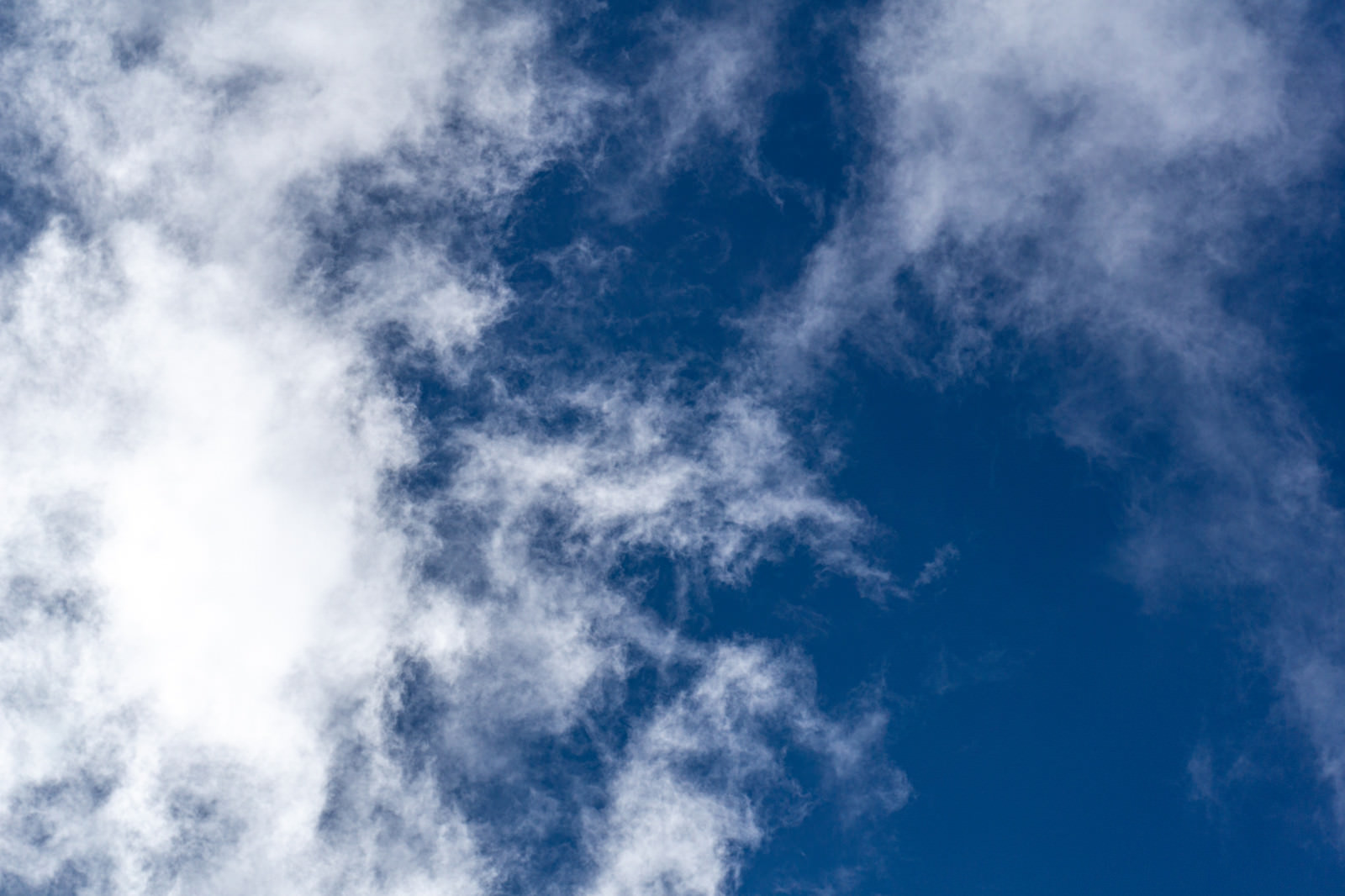 「白い雲が浮かぶ青い空 | フリー素材のぱくたそ」の写真