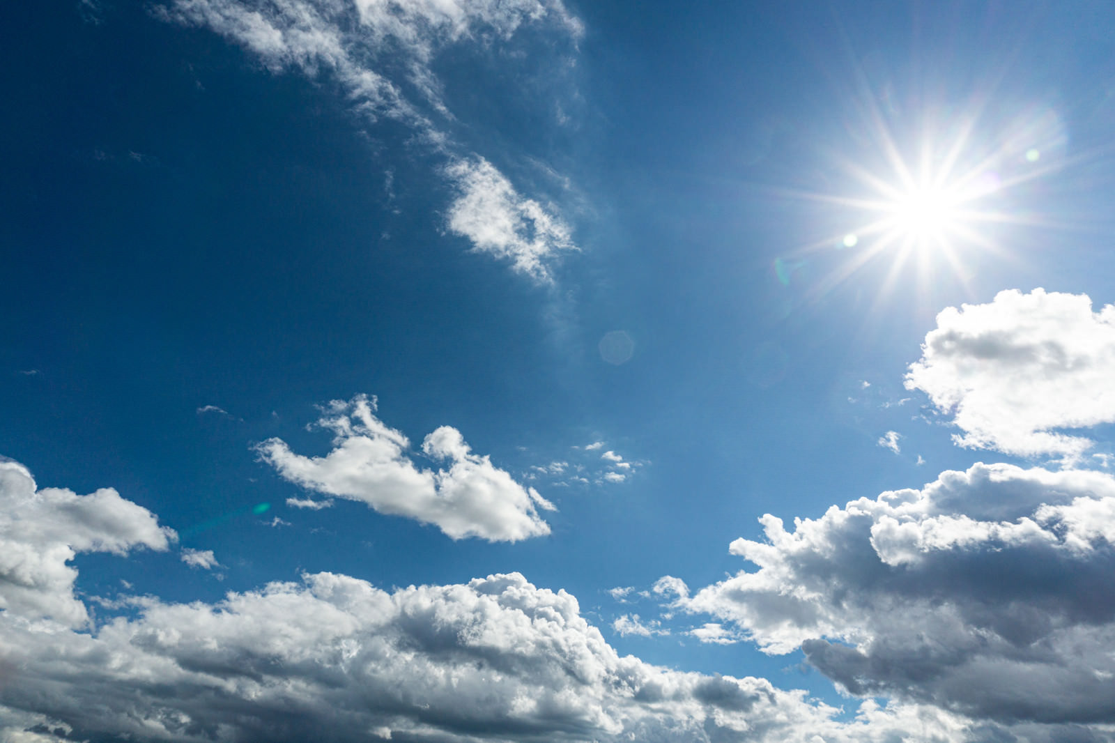 青空に輝く光芒の写真素材 ぱくたそ